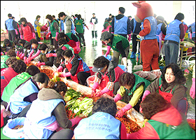 한림대성심병원, '사랑의 김장담그기' 진행