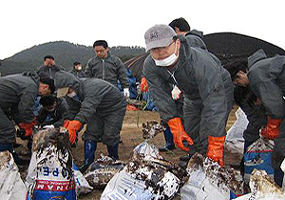 공단, 기름유출 지역 봉사단 이어 물품지원
