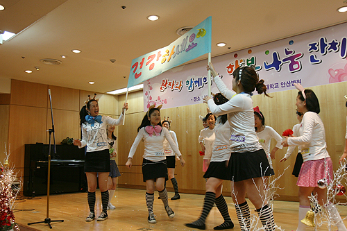 "간호부 흥겨운 노래공연에 환자 덩실덩실"