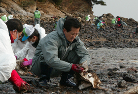 이재용 이사장, 태안지역 기름 방제 동참