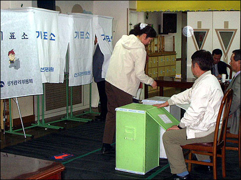 17대 대통령 선거 시작…약심은 누구에게?