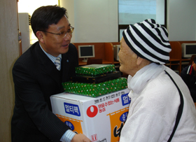 심평원 수원, 독거노인 15명에 생필품 전달