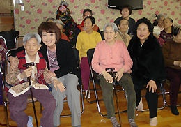 성남시약, 지역노인에 '사랑의 지팡이' 전달