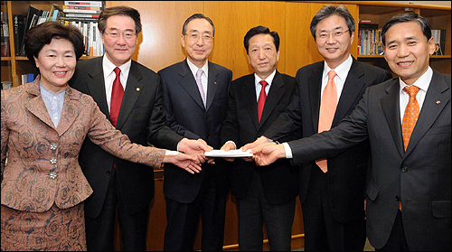 보건 5개단체, 태안 지원성금 2억여원 전달
