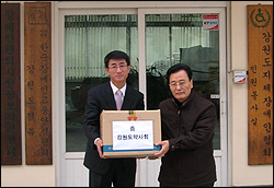 강원도약, 지체장애인협회에 구급약 전달