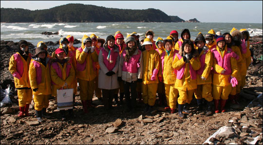 "태안 기름띠 제거, 간호사가 함께 합니다"
