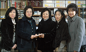 서울약, 영등포 요셉의원 방문해 성금 전달