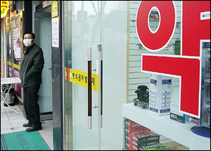 "마스크는 역시 약국"…황사타고 매출 '쑥쑥'