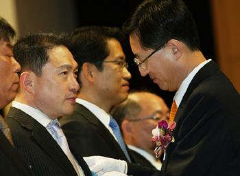 대웅제약, 모범납세자 '산업포장' 수상