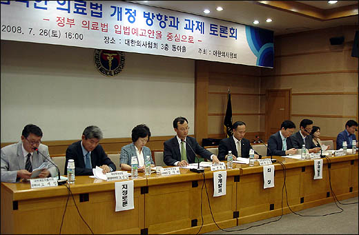 의료법안 8월말 국회행 예상…제2파동 우려