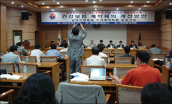 의협 "당연지정제 폐지" vs 복지부 "안될말"