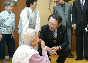 정형근 이사장, 노인요양시설 연이어 방문
