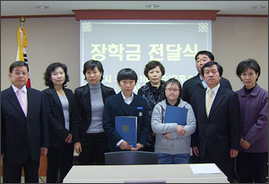 은평구약, 관내 장학생 2명에 장학금 전달