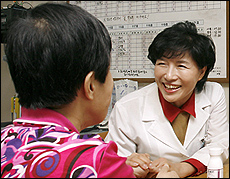 서울시약, 복지관 방문해 칼슘 보충제 전달