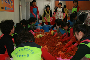 심평원 수원, 독거노인들에 김장김치 전달