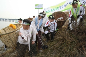 중외, 한강에서 이색 신입사원 연수 화제 
