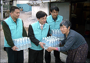 물 부족 태백시민들, 생수 1만통 '단비'