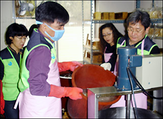 "사랑의 비누로 독거노인 도와요"
