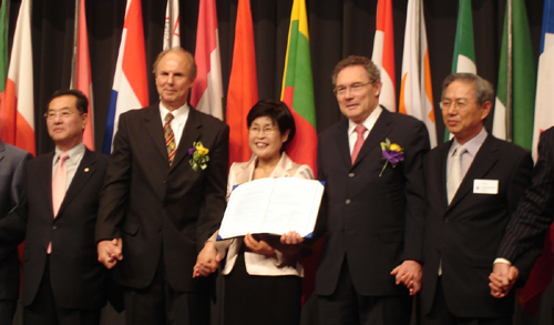 정부·약사회 "감시강화" vs 제약 "자율정화"