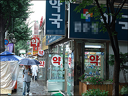 약국가, 체감매출 20% 하락…폭염·장마 원인