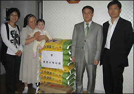 춘천시약, 관내 공동가정단체에 쌀 전달