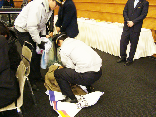 "글리벡 8% 조정안 수용 반대" 기습 시위