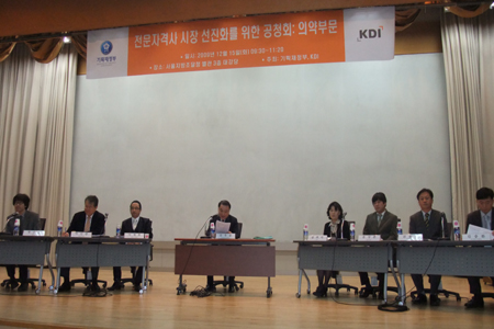 "해열·소화제라도 슈퍼로" vs "안전성 문제"