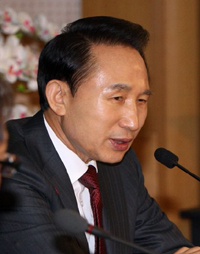 이 대통령 "영리병원 도입 신중 검토하라"