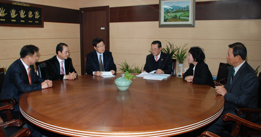 도협 이한우 회장, 약사회 방문…현안논의