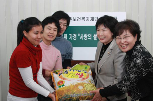 전혜숙, 다문화가정에 쌀 504포대 전달
