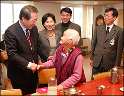 정형근 이사장, 노인요양시설 현장 점검