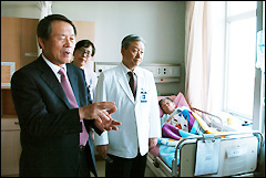 정형근 이사장, 간병서비스 시범사업 현장 방문