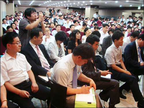 리베이트 설명회 '인산인해'…"의구심만 갖고 간다"