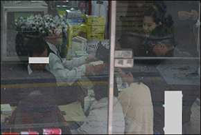 "한약사 고용해 약국관리…판매는 무자격자가"