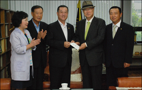 도매협회, 약사회에 약국유통 활성화 기금 전달