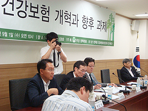 "병원 300병상 이상만 허용…한시적 명퇴 검토해야"