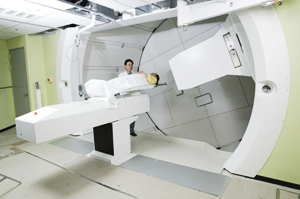 국립암센터, 480억 양성자치료기 가동률 논란