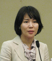 "약사와 구분 안된다"…종업원 위생복 착용금지 추진
