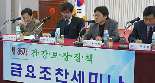 "복약지도료 폐지해야" vs "유지시켜 약사 압박"