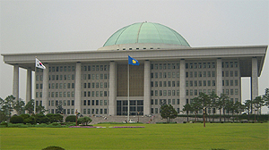 의사 폭행 가중처벌법, 면허 신고제 등 발목잡나