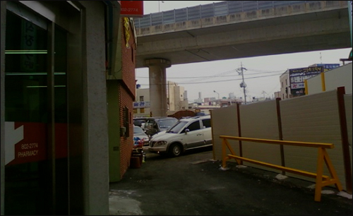 약국 출입문 차단벽 설치에 보건소 "제재 못한다"
