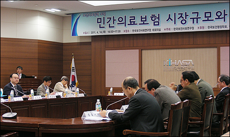 "민간보험 축소" vs "보충형 인정, 인센티브 줘야"