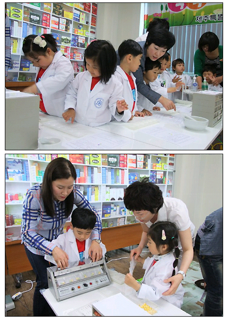 "저도 약사 될래요"…고사리 손으로 약 짓고 투약하고