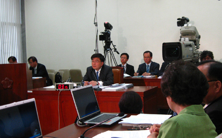 의료산업화 우려 '융단폭격'…도덕성에도 생채기