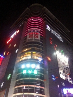 영화관, 메디컬센터로 변신…주변약국 '기대감'