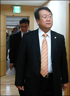 공단 "약국 줄돈 없다" vs 약사회 "약국경영 나락"