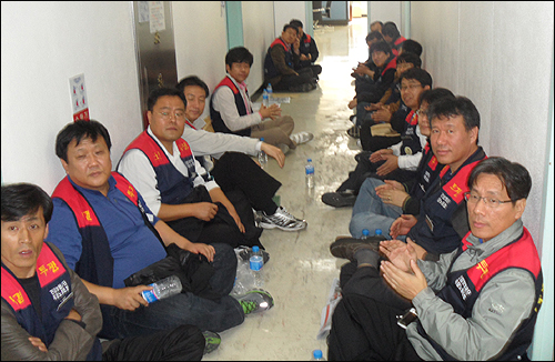 공단 한문덕 이사장 직대 13시간 억류됐다 풀려나