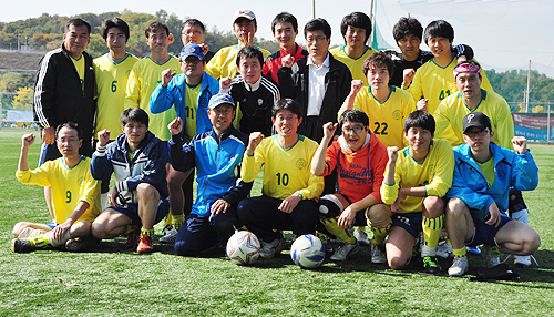 약사회축구팀, 가을바람 '강슛' 3위 입상
