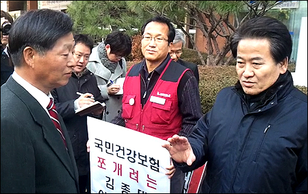 "의협회장이 건보 쪼개자니!"…정동영, 경만호에 '면박'