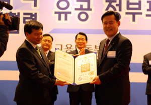유한, 박광진 노조위원장 '동탑산업훈장' 수훈 
